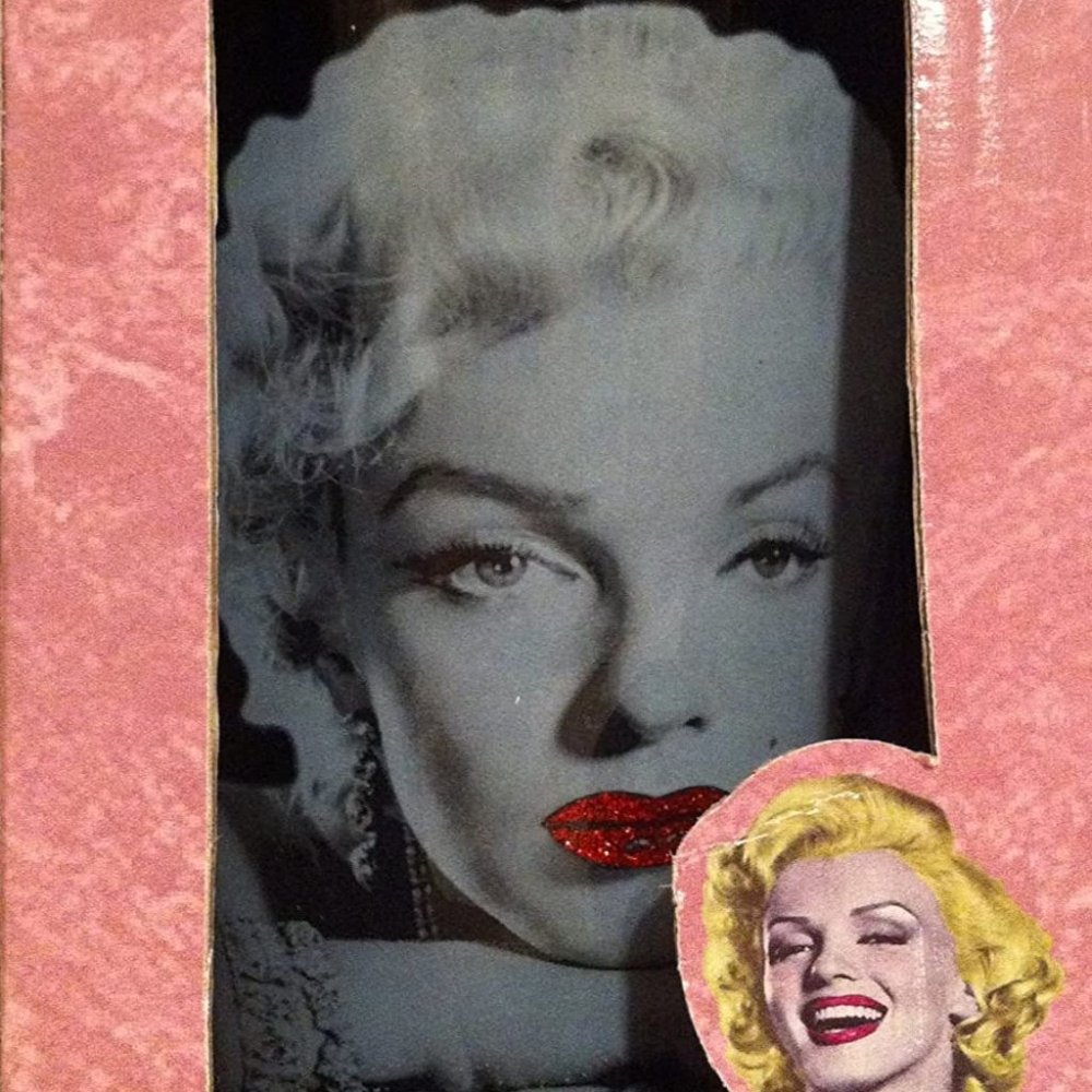 MARILYN MONROE RED GLITTER LIPS PINT GLASS IN BOX